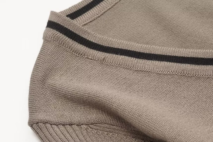 Sundine - V-hals vest met contrasterende bies en knoopjes