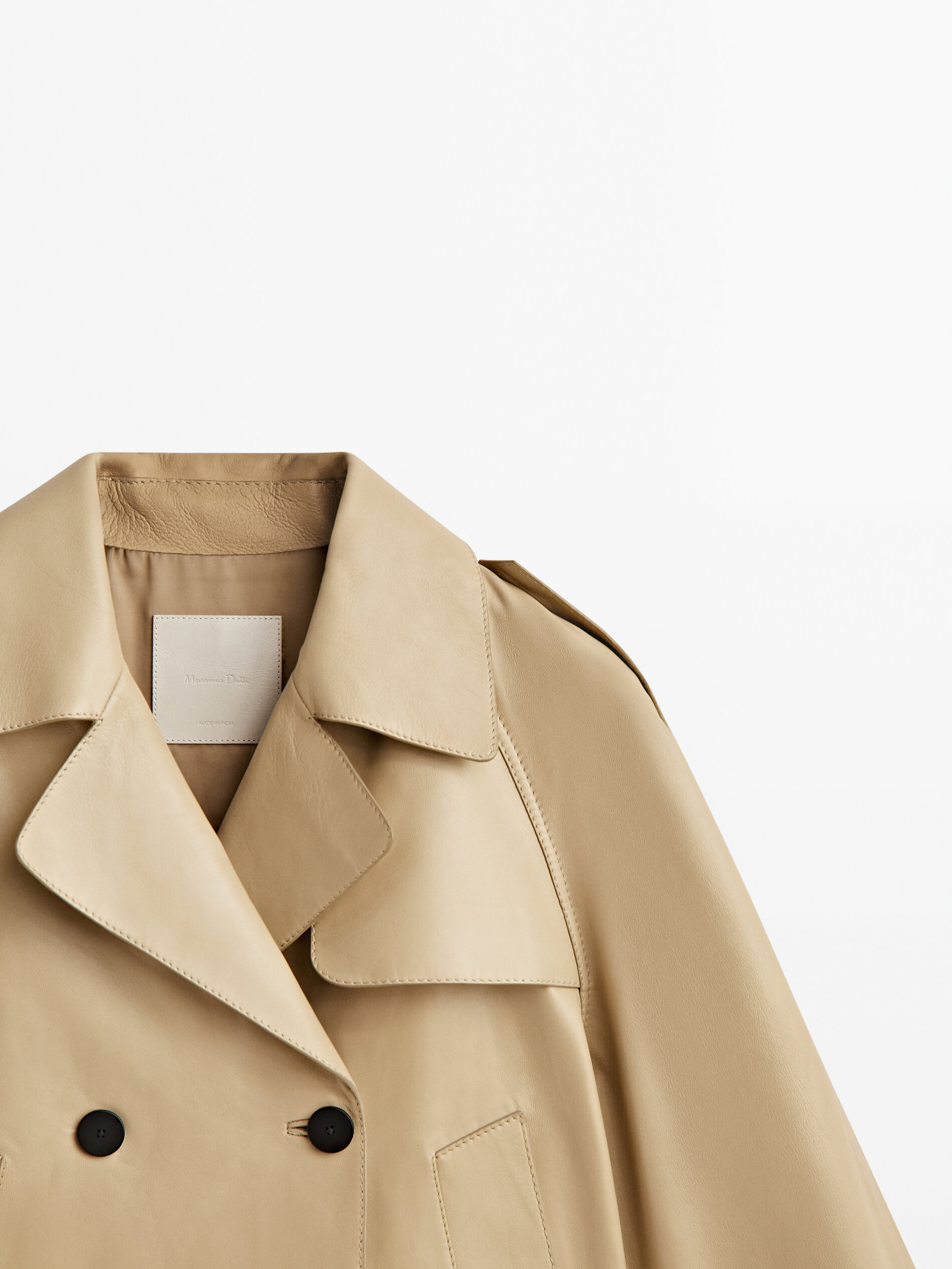 Jaqueta cropped de couro estilo trench coat - BEGE