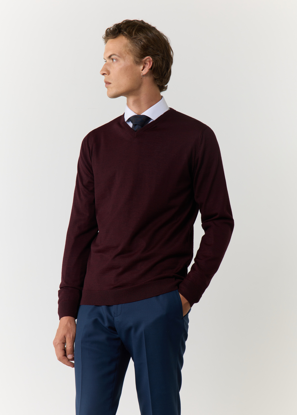 Pull col V en laine Mérinos mélangée unie bordeaux