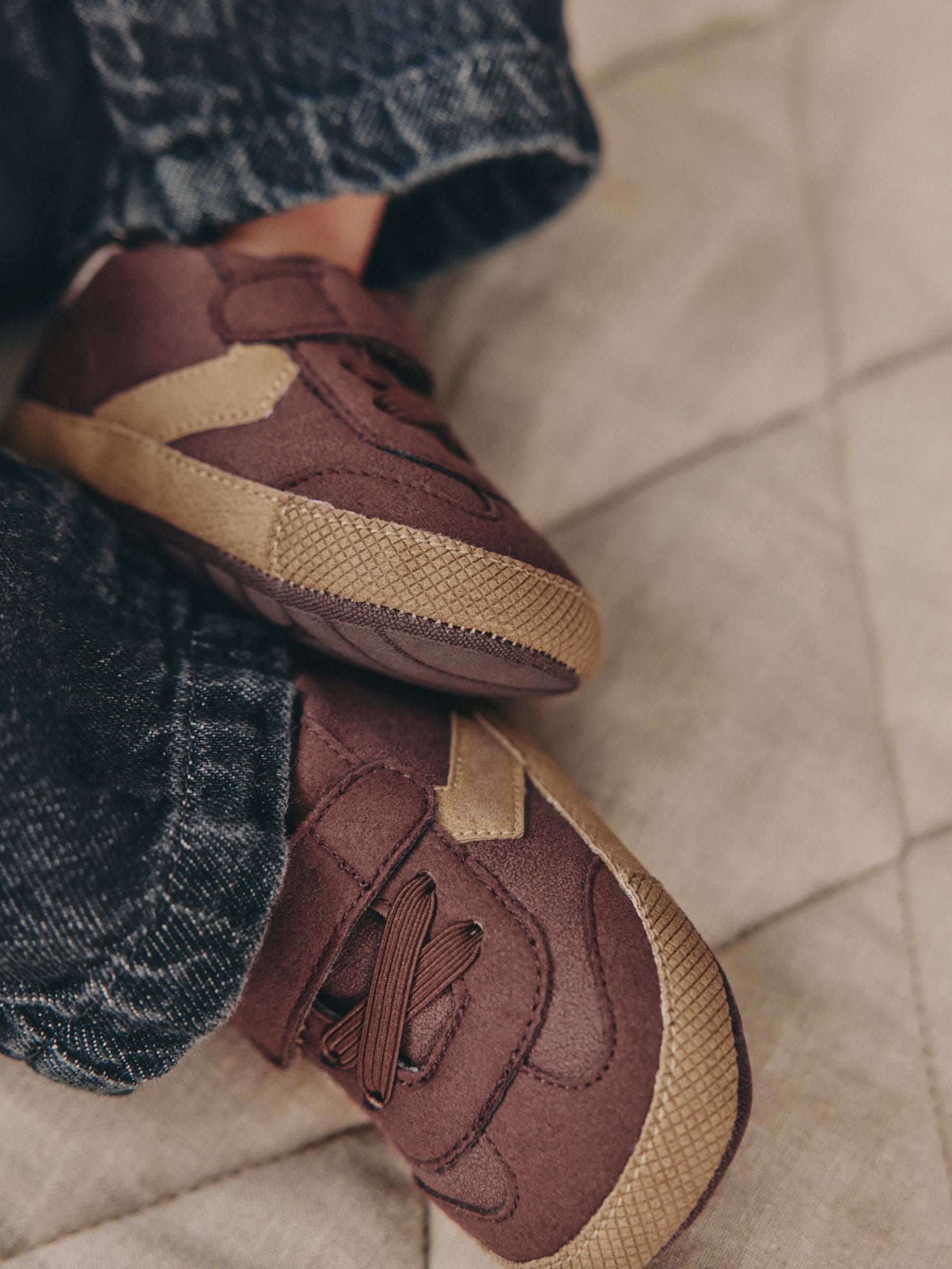 Chocoladebruin - Babysneakers met klittenbandsluiting, elastische veters en visgraatmotief (0 - 2 mnd)