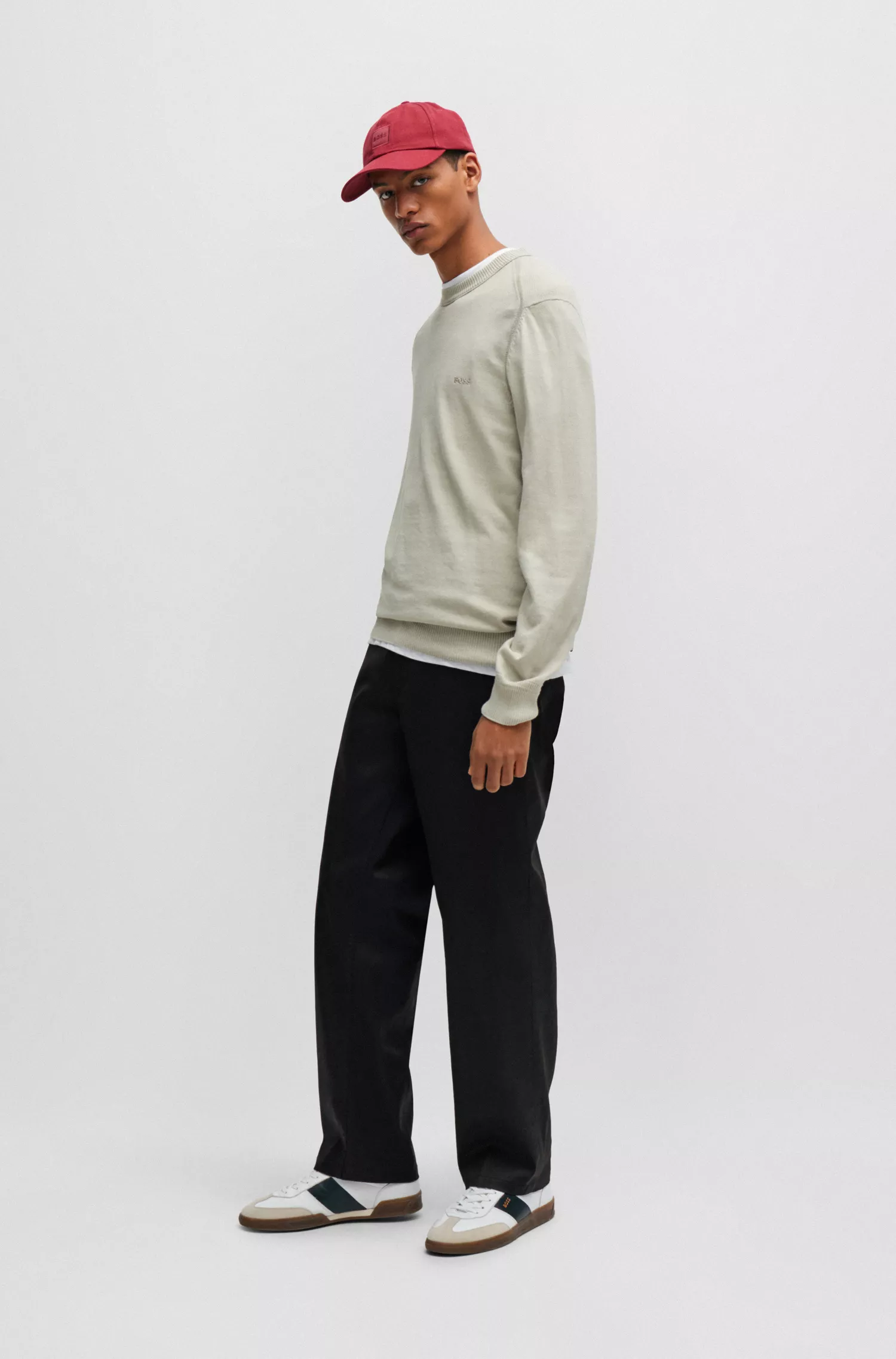 Calça BOSS laranja, corte reto, em sarja de algodão elástico.