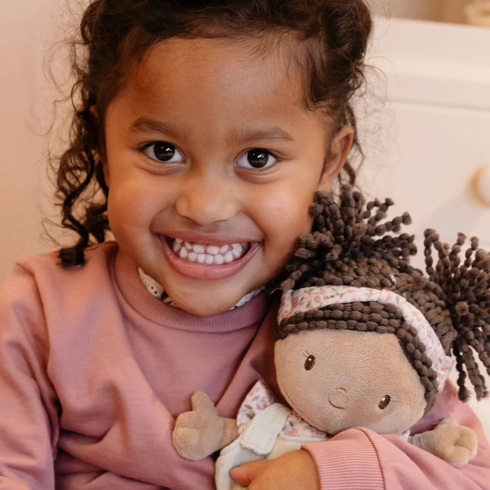 Babypop met accessoires & reismandje – ideaal voor rollenspel