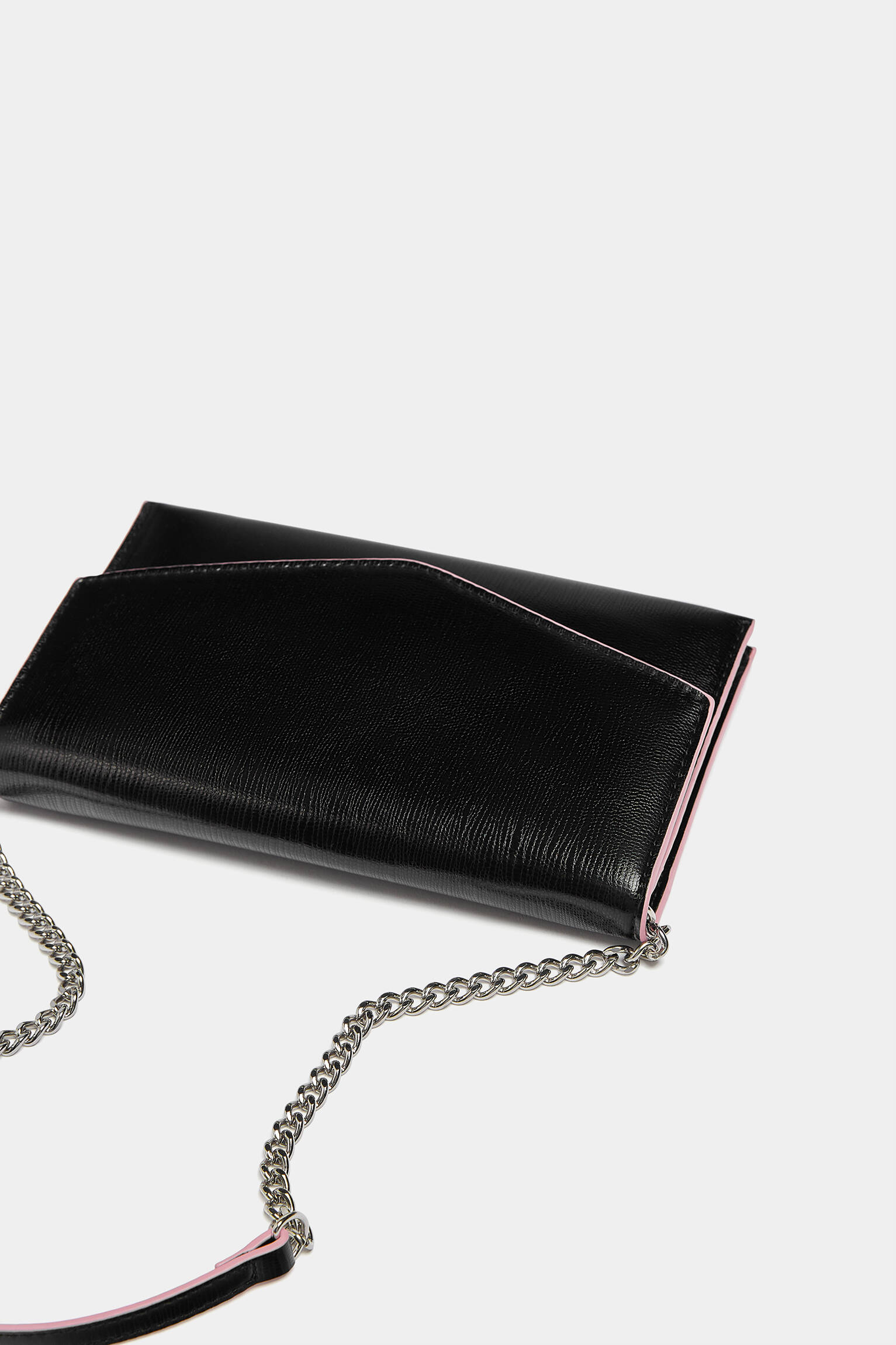 BOLSA DE OMBRO COM ABA - PRETA