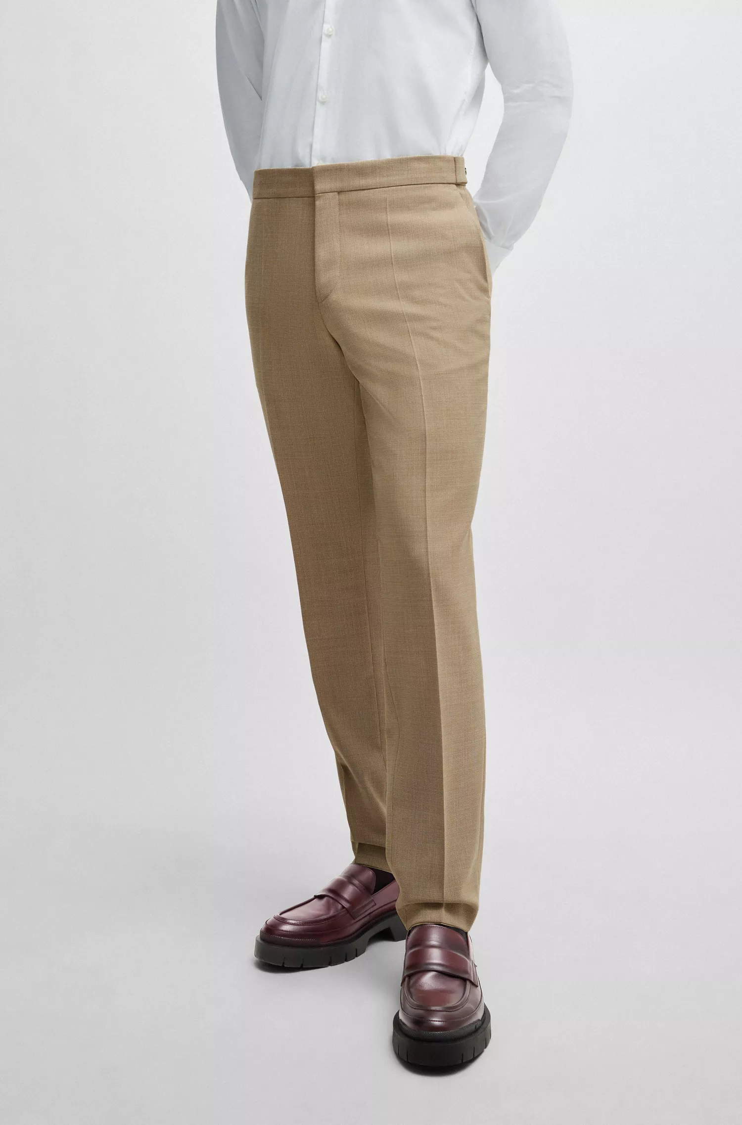 Terno HUGO vermelho de três peças, corte slim, em tecido elástico estampado.