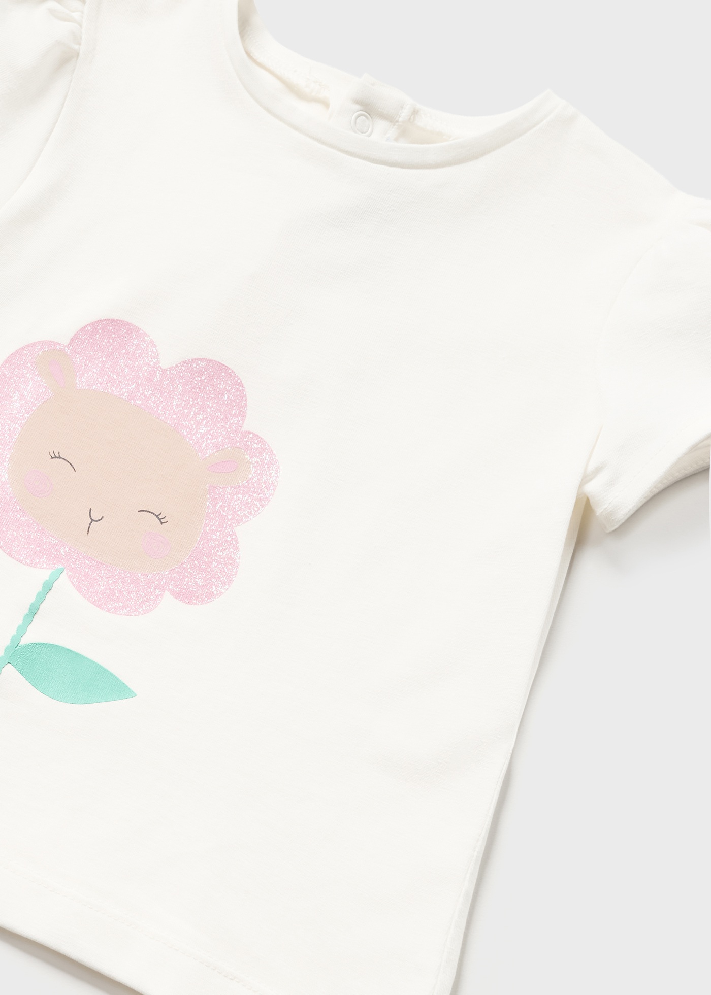Camiseta infantil com estampa feita em algodão sustentável.