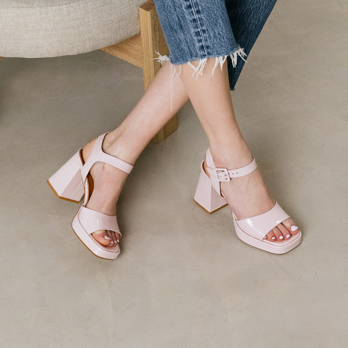 Sandales à brides et plateformes  en vernis rose clair