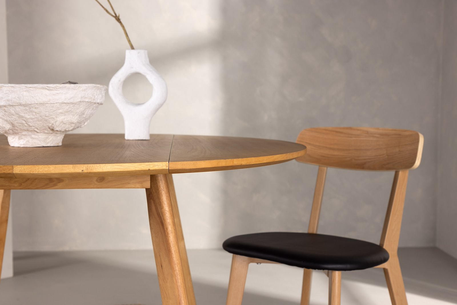 Yakidon rundt spisebord Ø120 cm. Eikefarget rundt spisebord.