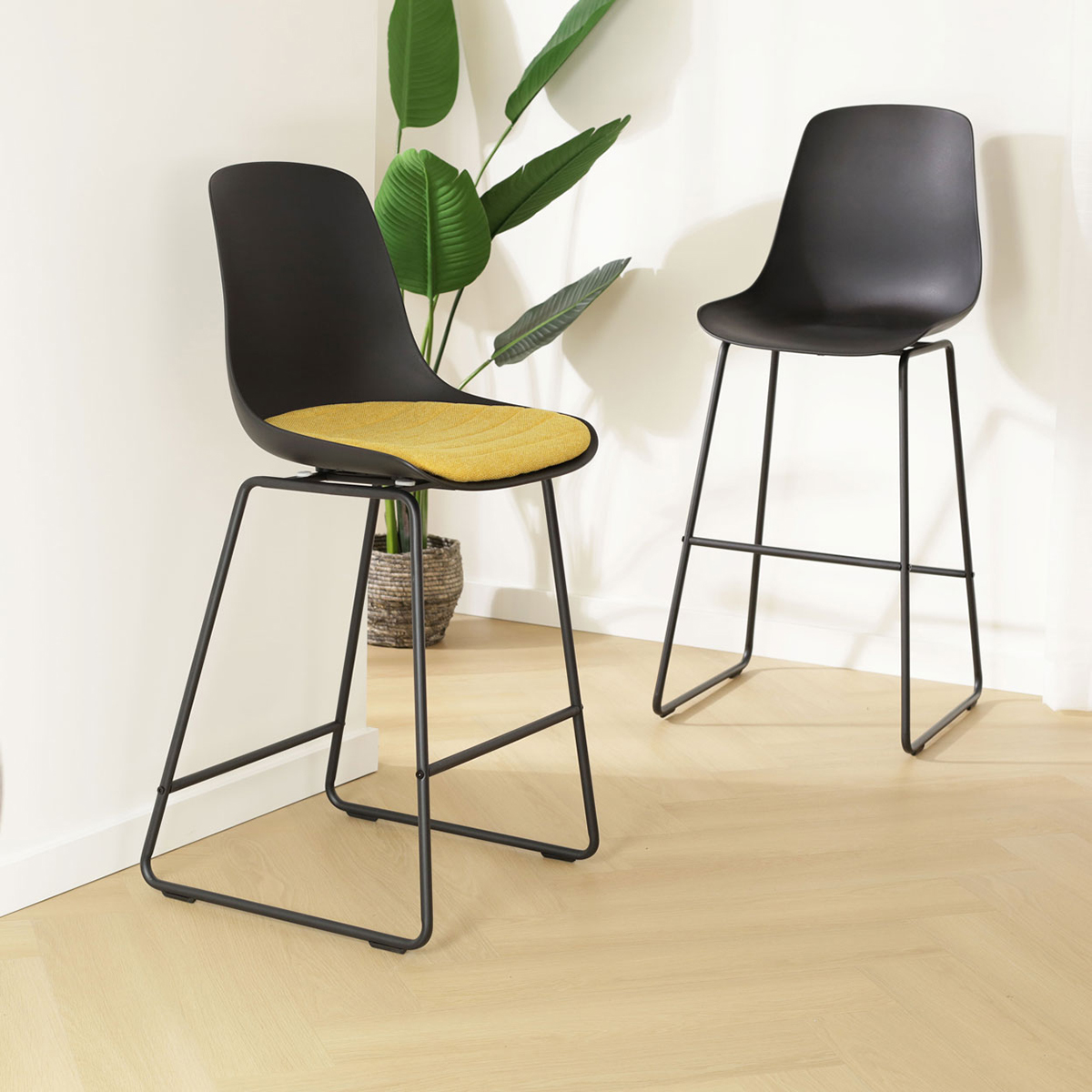 Nino-Liv barkruk zwart met beige zitkussen - zwart onderstel - 65 cm