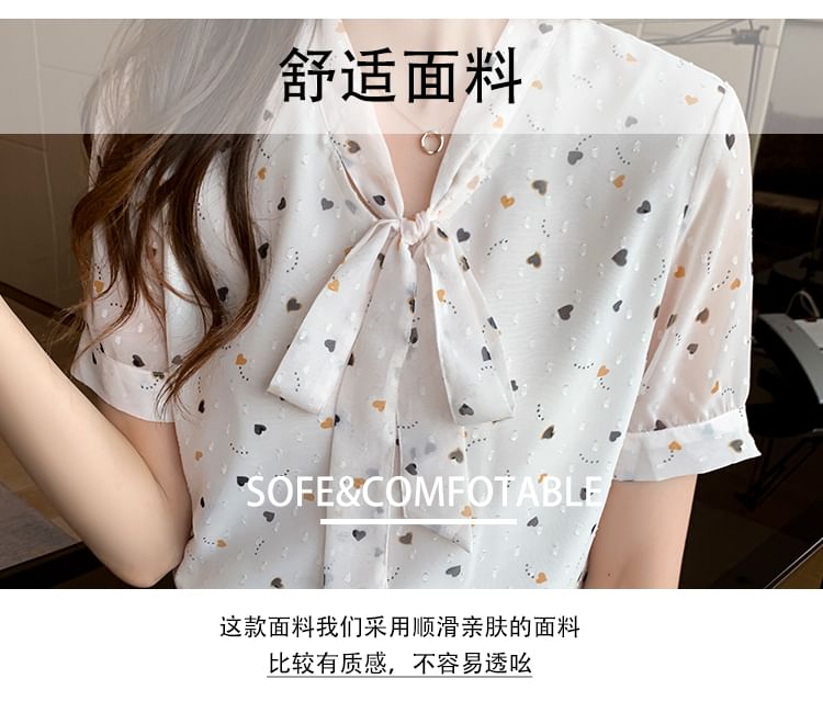 Tel tot 10 - Blouse met korte mouwen en strikhals en hartjesprint
