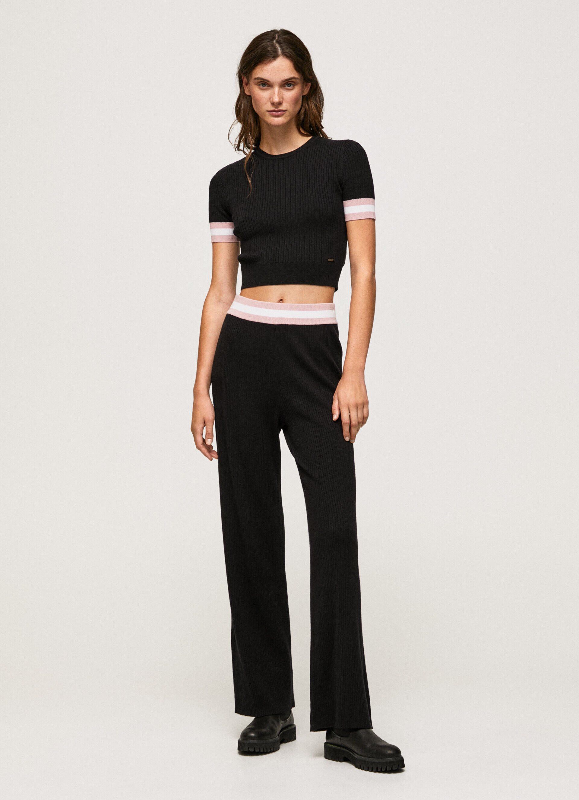 Blusa de manga curta com gola redonda - preta