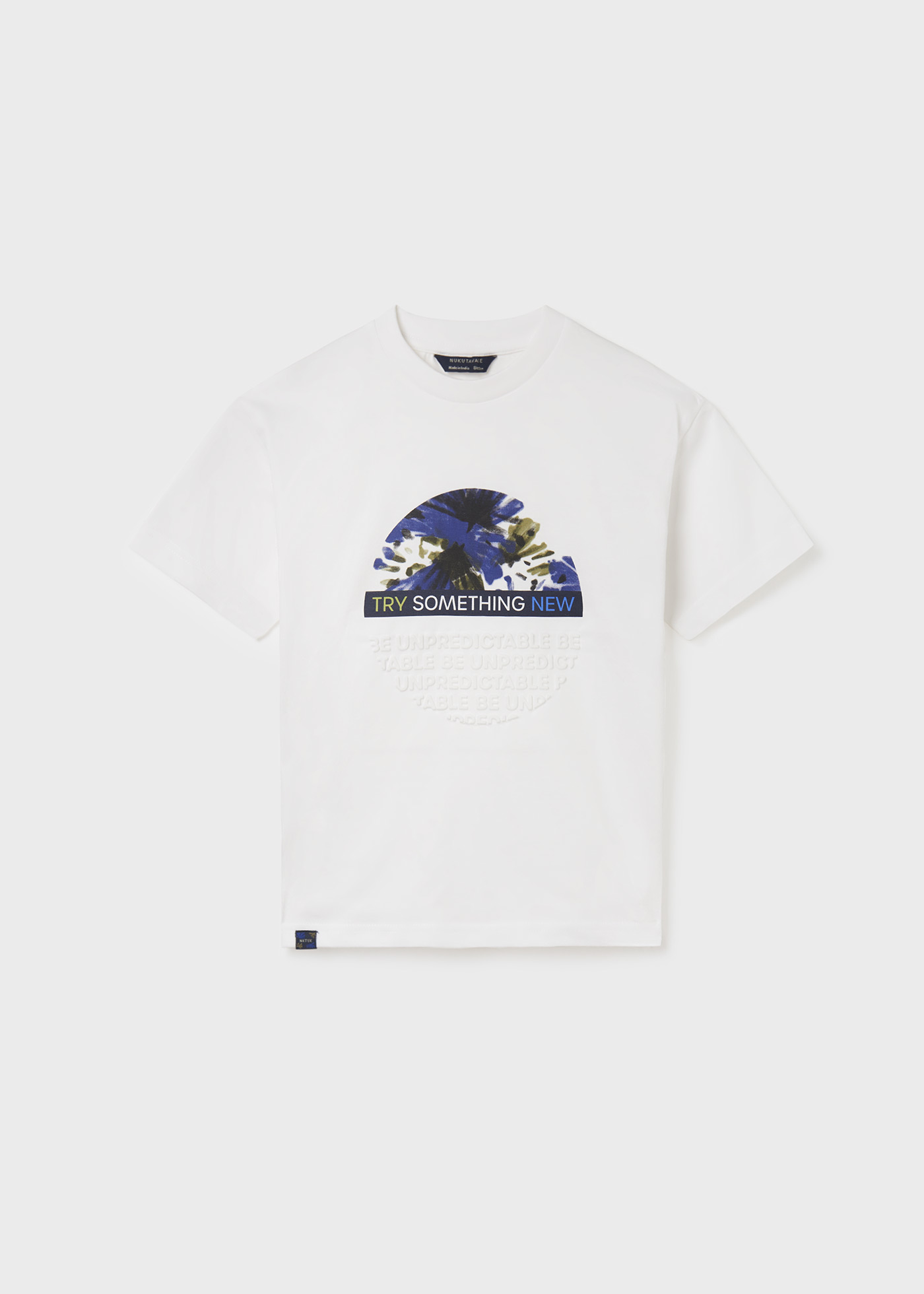 Camiseta infantil com estampa sustentável em algodão.
