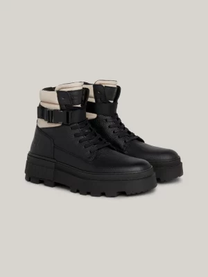 Botas de couro com fivela e solado grosso