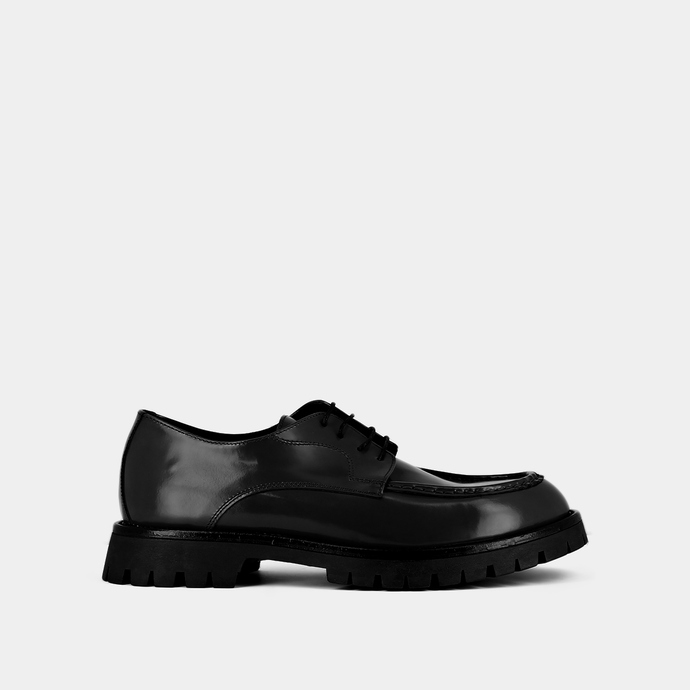 Derbies à lacets et semelles crantées  en cuir glacé noir
