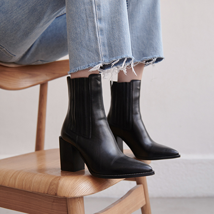 Boots à talons et bouts pointus  en cuir noir