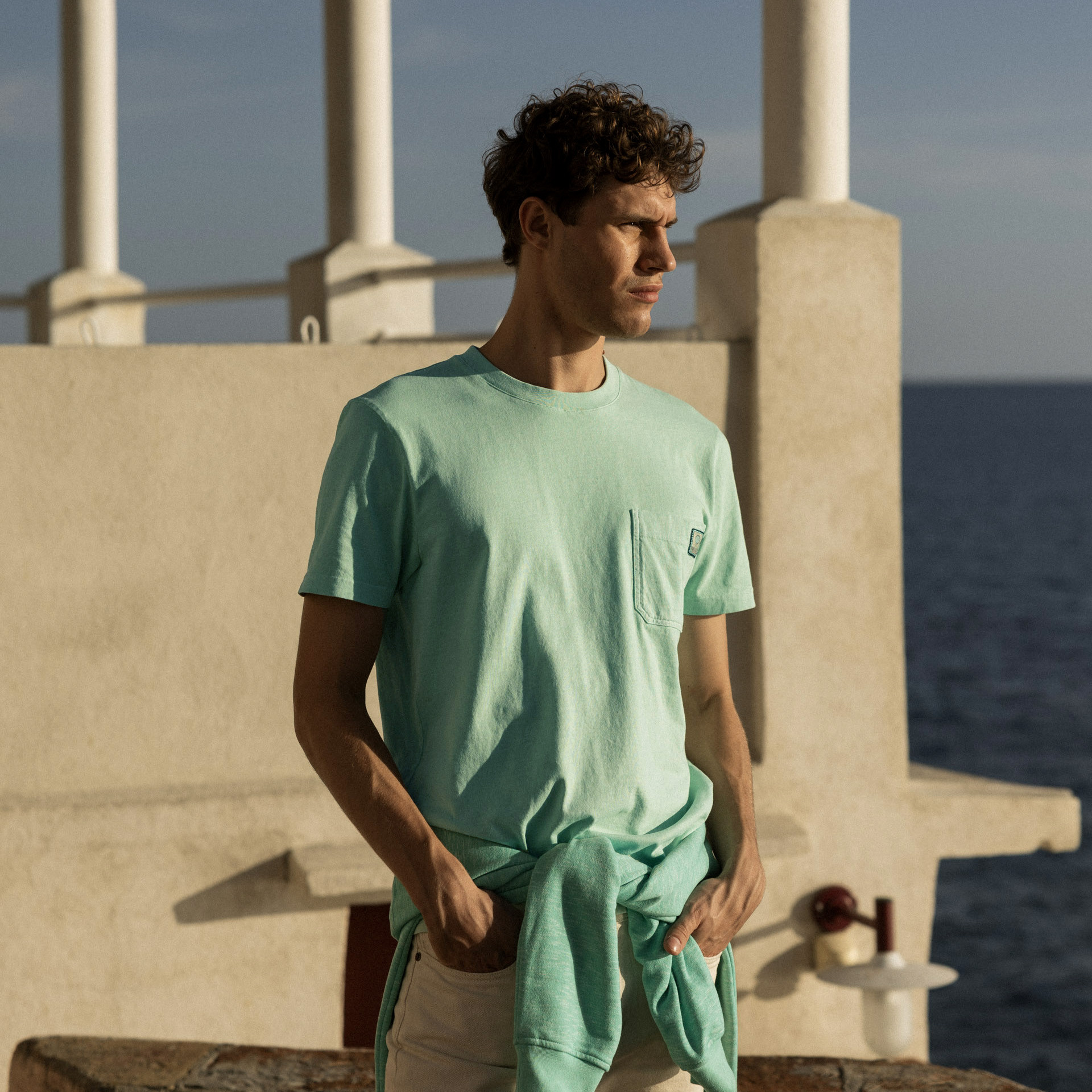 T-shirt vert jade etiquette tissée arbre rétro coton et coton recyclé - modèle migne