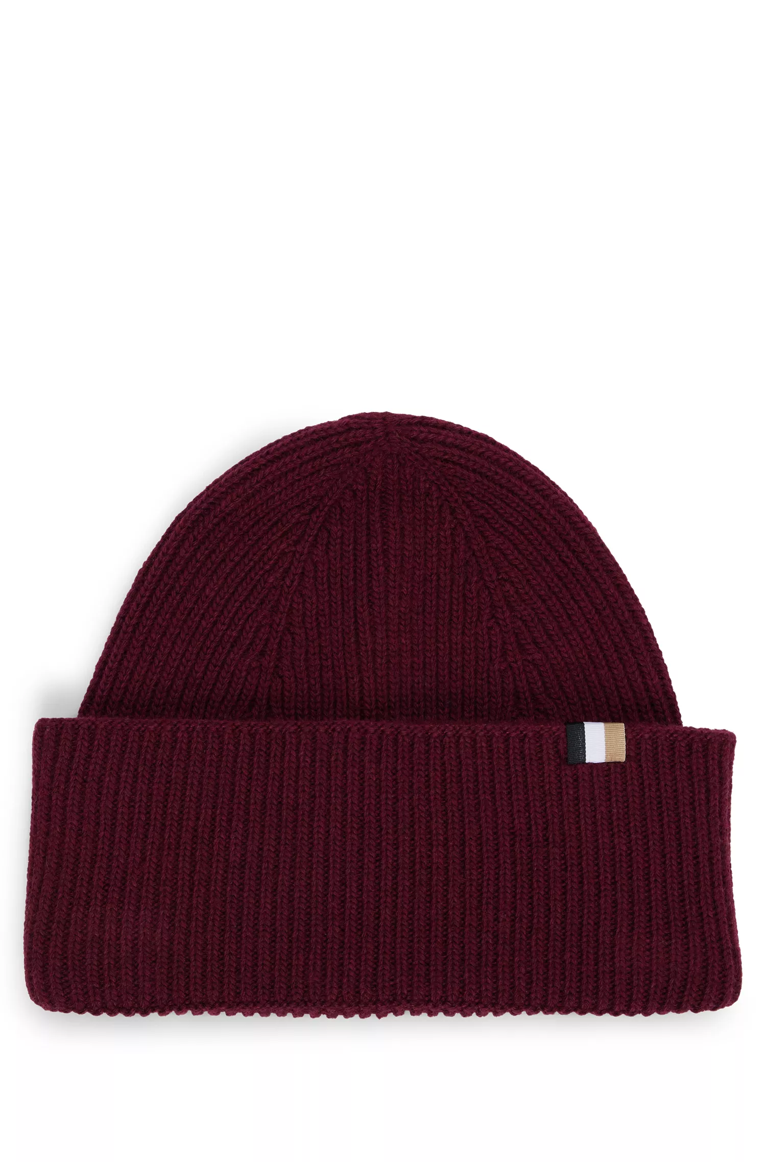 Gorro BOSS preto canelado com etiqueta listrada característica.