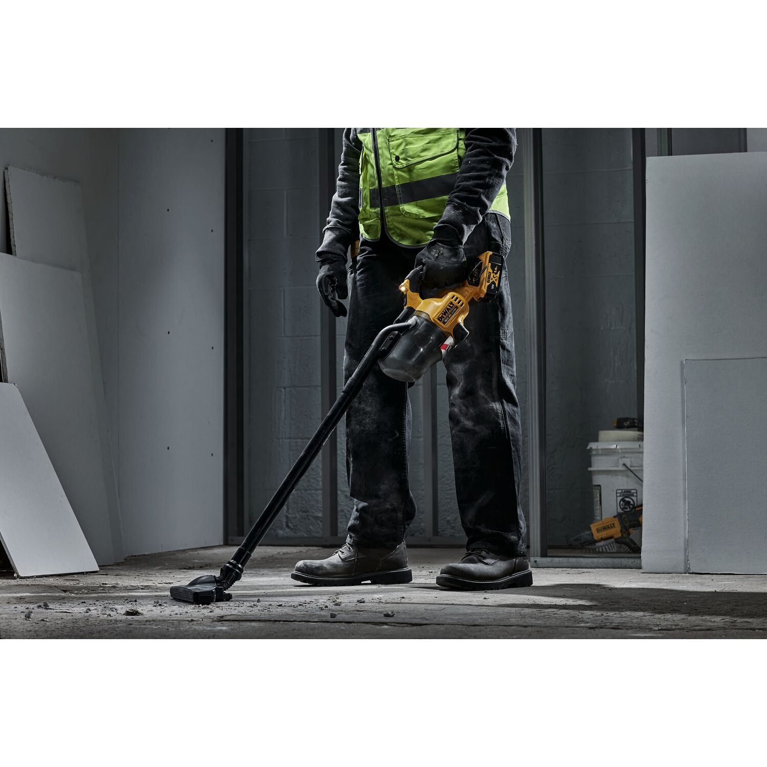 DeWALT DCV501LN L-klasse accu steelstofzuiger met opzetstukken 18V XR Basic Body in opbergtas