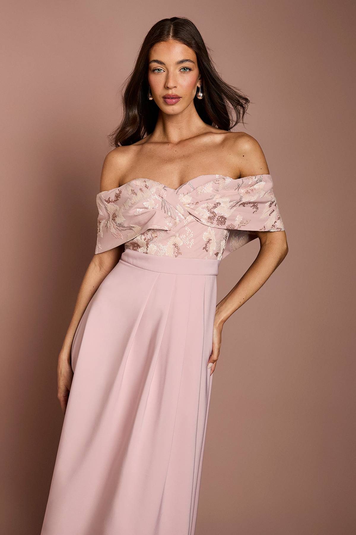 Coast Robe Midi Plissée À Encolure En V Avec Corsage Jacquard Et Jupe En Crêpe