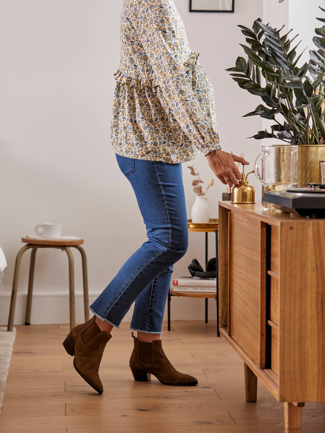 Calça jeans de gestante com corte reto e barra desfiada, 68 cm de entrepernas, azul médio liso
