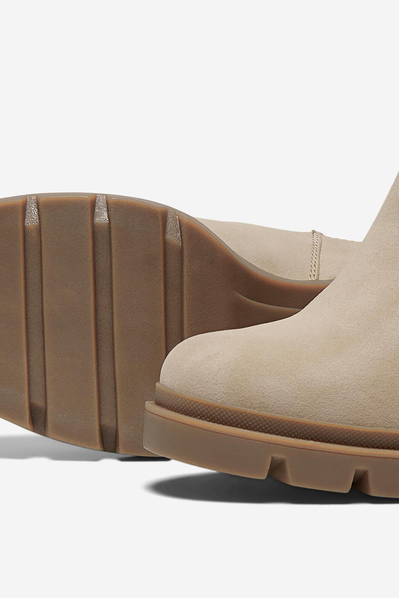 Botas de cano curto com salto tratorado