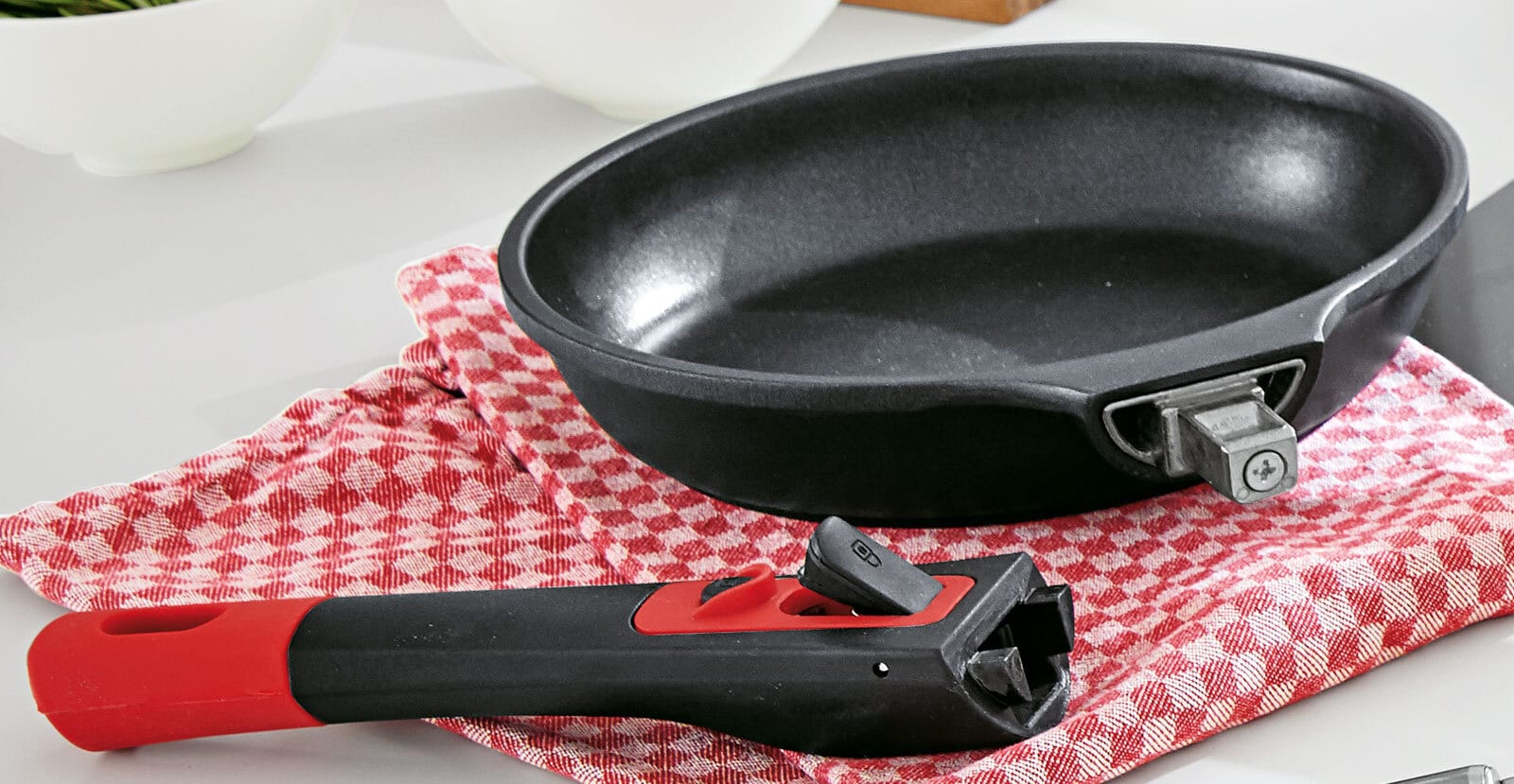 bongusto Bratpfanne mit Abnehmbarem Griff 24 cm schwarz/ rot