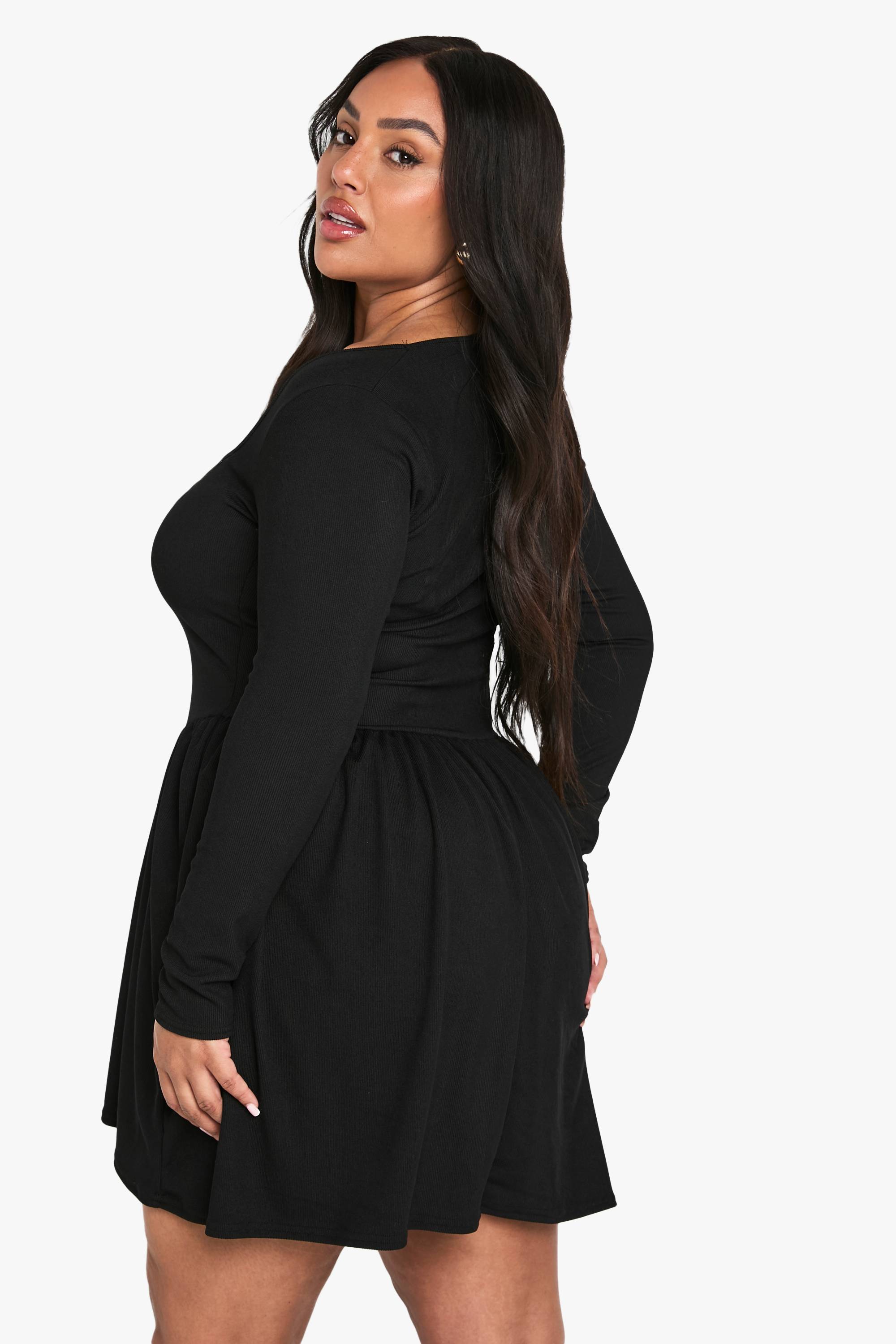 boohoo Robe skater grande taille avec détails côtelés et nœud