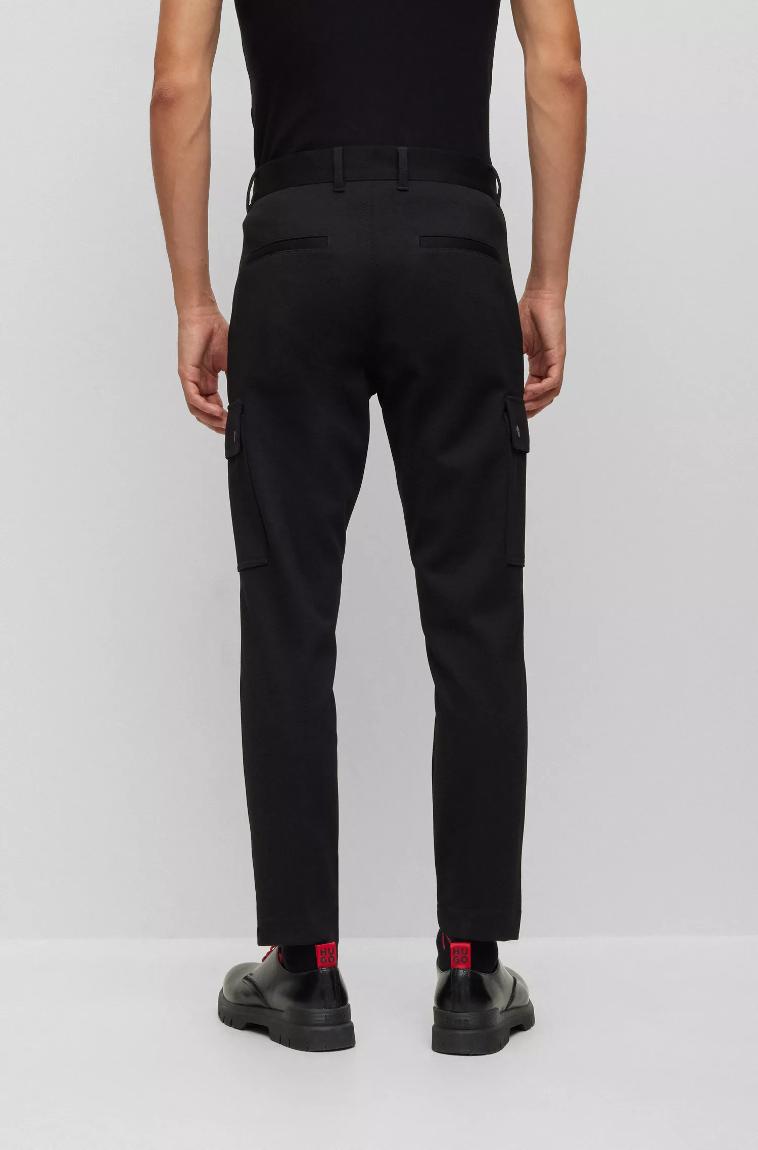 Calça cargo HUGO vermelha, corte slim, em malha estruturada de alta performance com elasticidade.