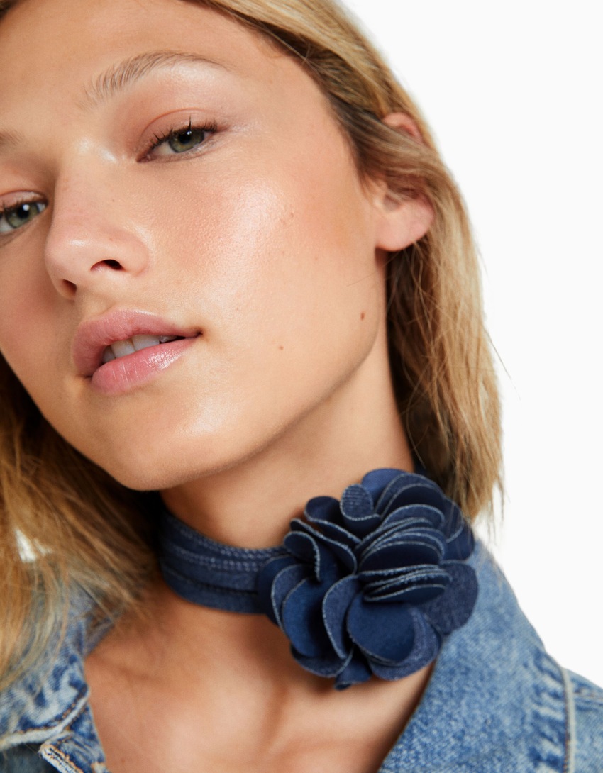 gargantilha floral em jeans