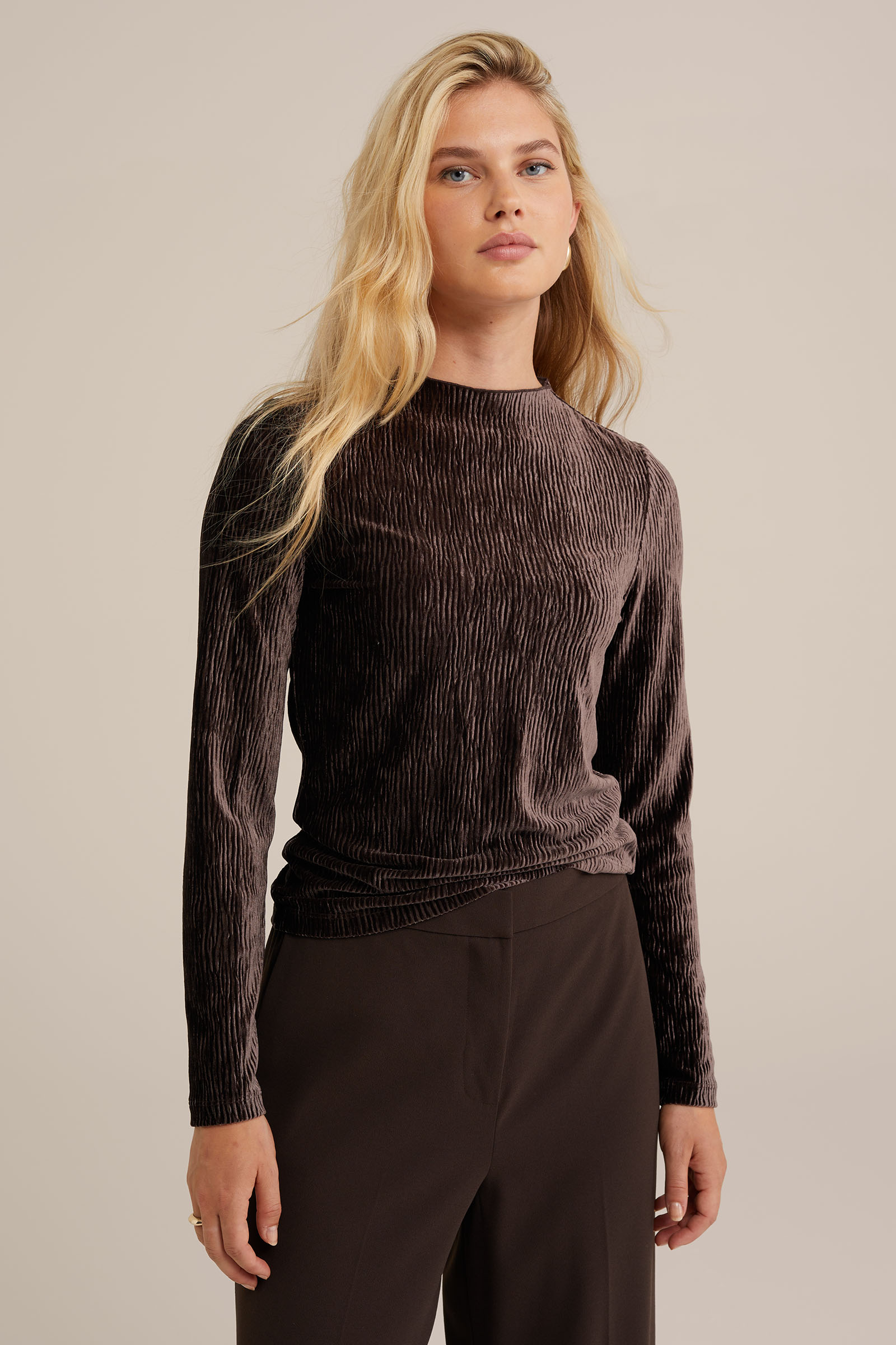 velvet T-shirt met structuur WE Fashion Bruin