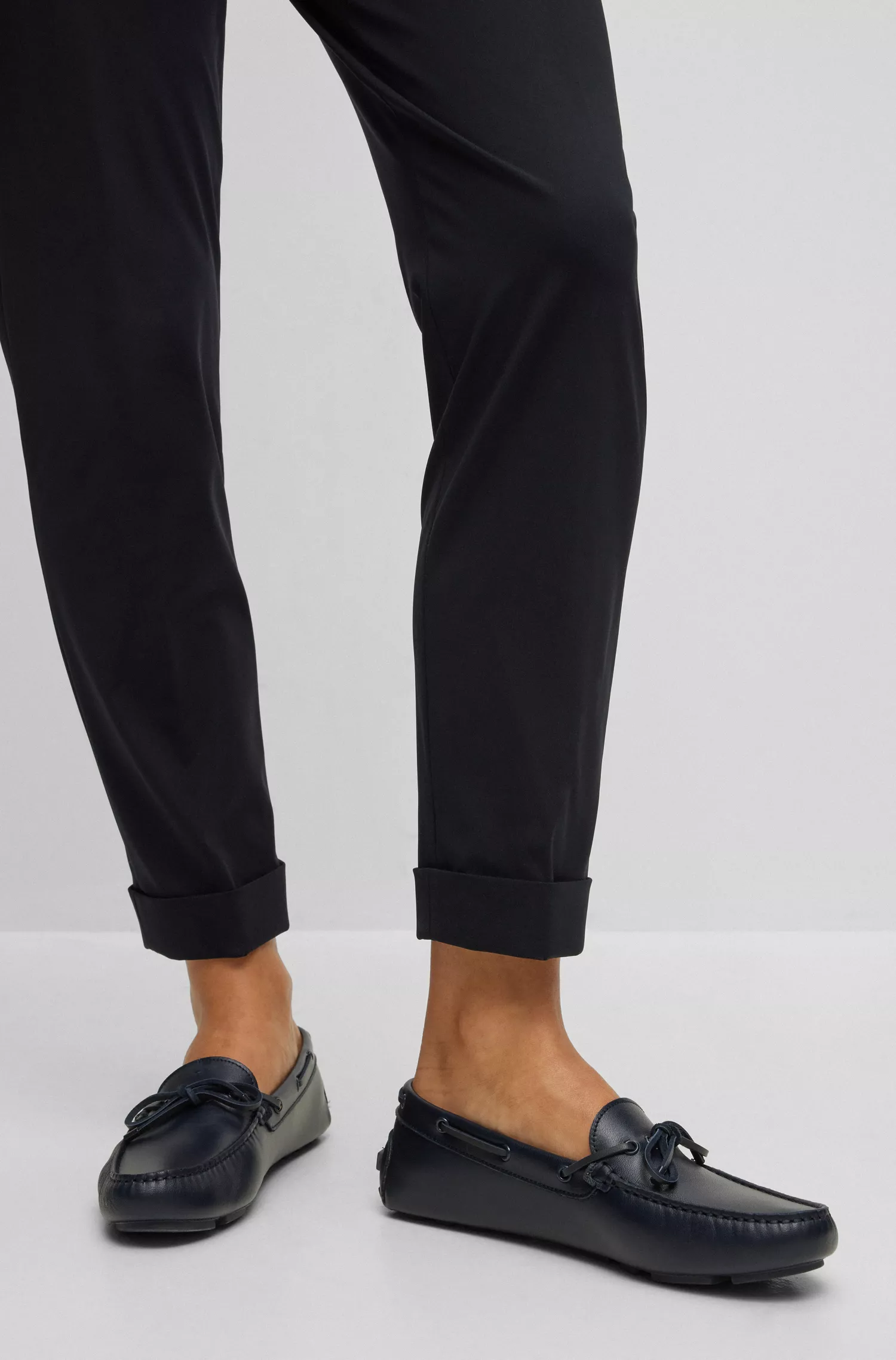 Mocassins BOSS Black-Driver em couro com detalhe de laço