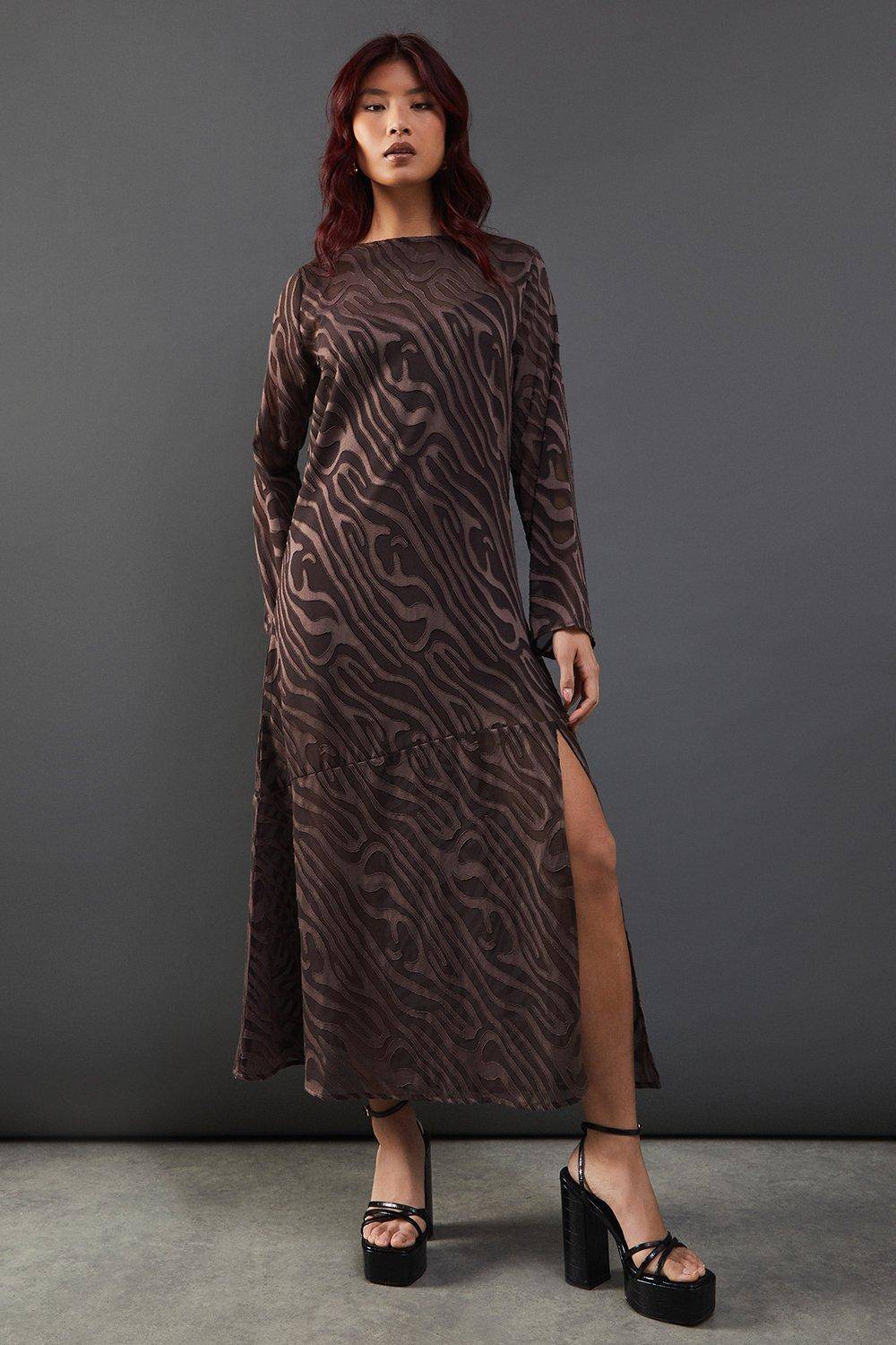 Warehouse Robe Maxi Colonne en Mousseline Dévorée à Manches Longues Petite Taille