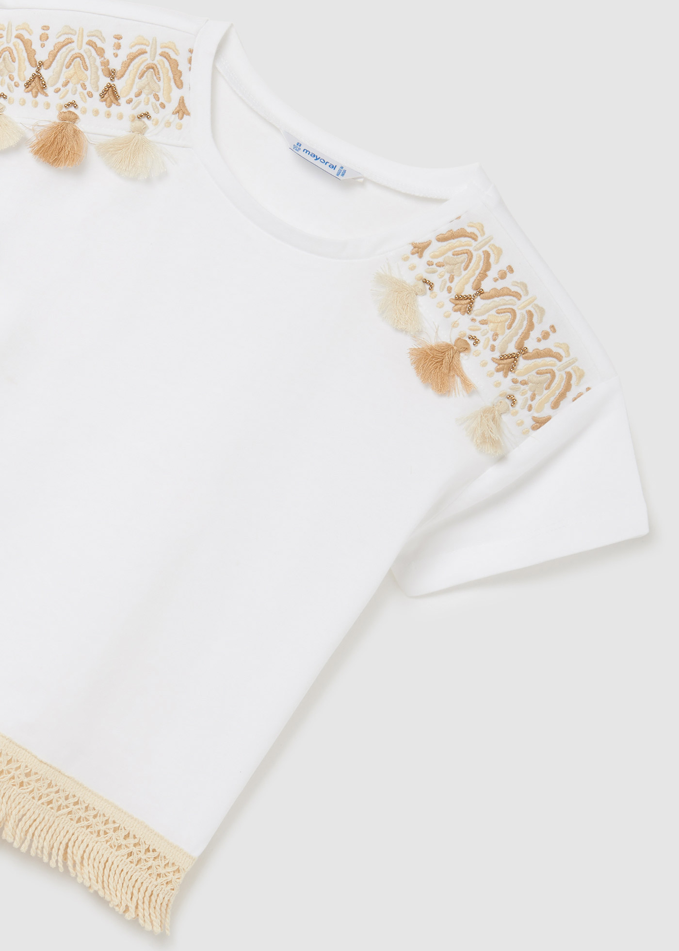 Camiseta infantil de manga curta com franjas, feita de algodão sustentável.