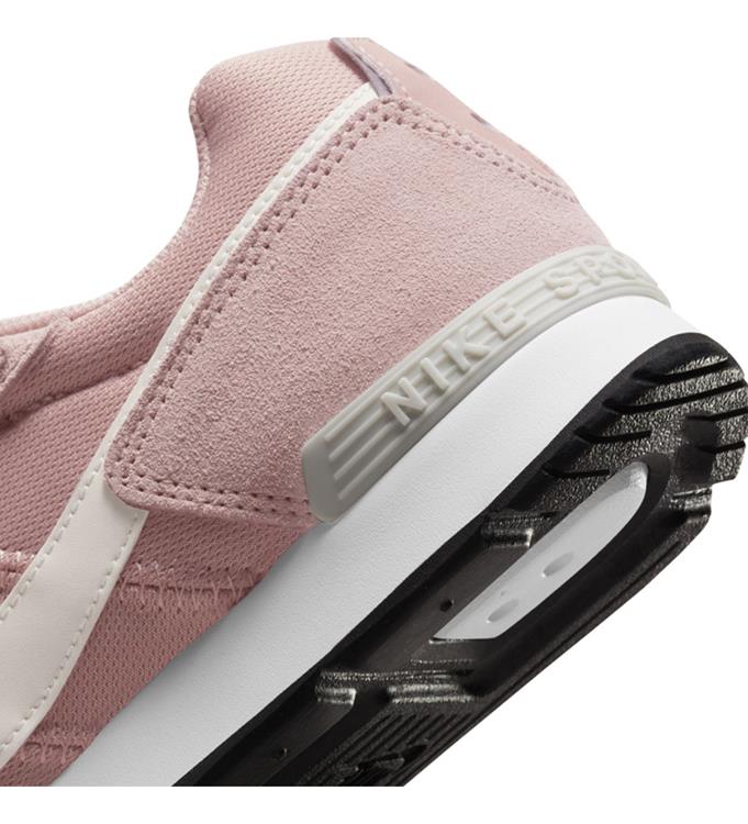 Nike Women Venture Runner Sneakers