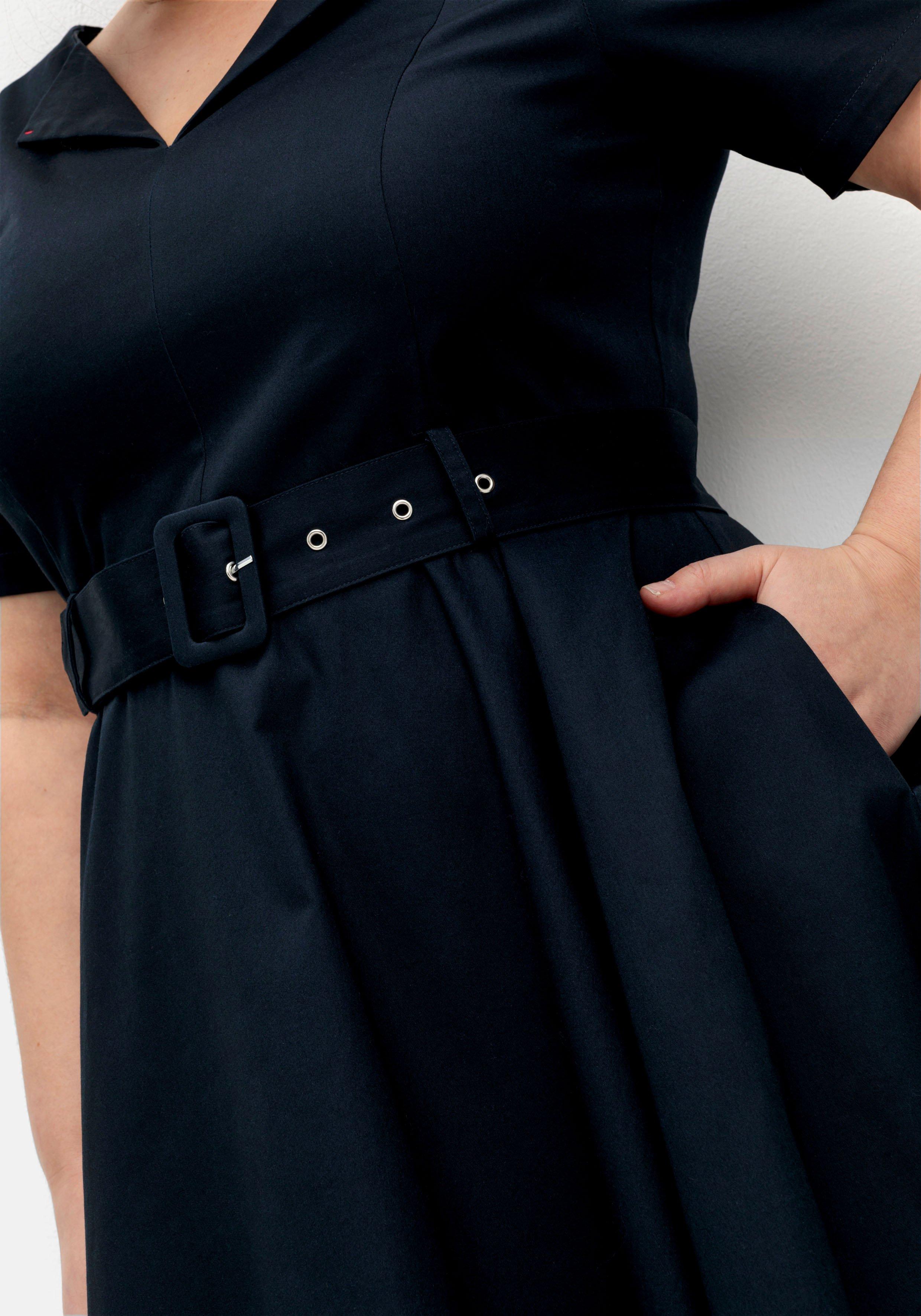 Weit schwingendes Kleid mit Gürtel und Reverskragen