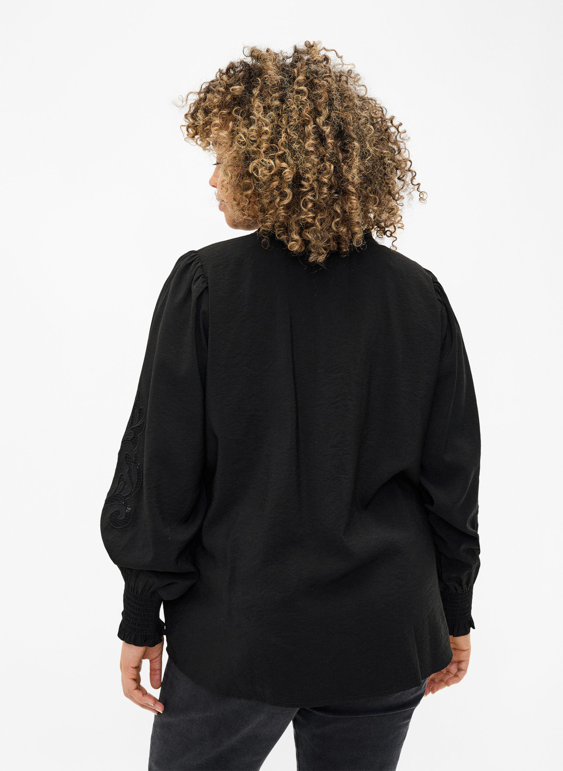 Bluse med flæser og broderi anglaise