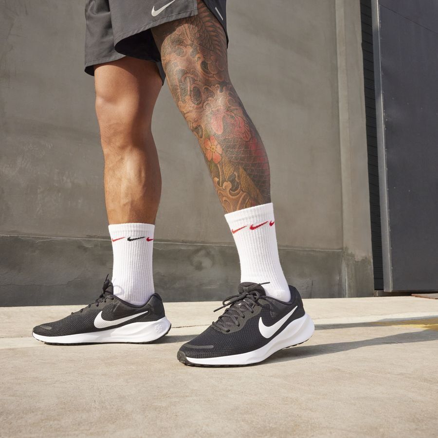 NIKE REVOLUTION 7 BLACK/WHITE