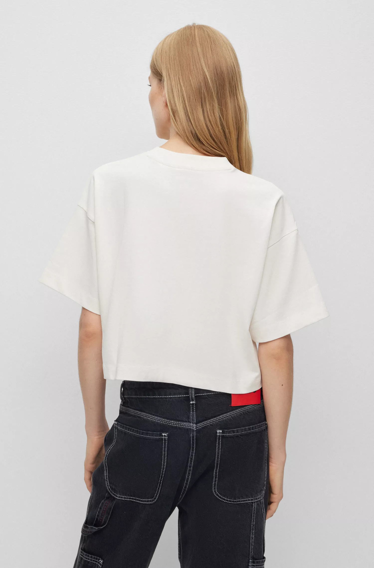 Camiseta cropped vermelha HUGO de algodão com modelagem relaxada e detalhe do logo.