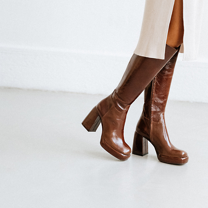 Bottes à talons et plateformes  en cuir brillant marron