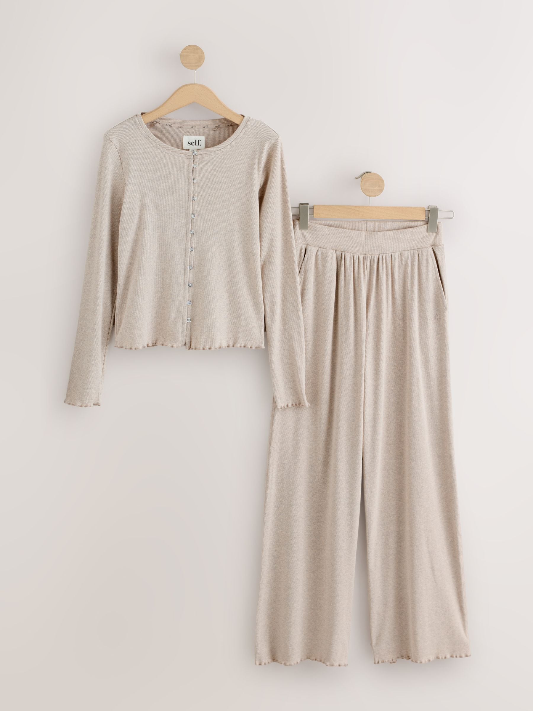 Moutkleurig - self. Geribbelde pyjama met knopen