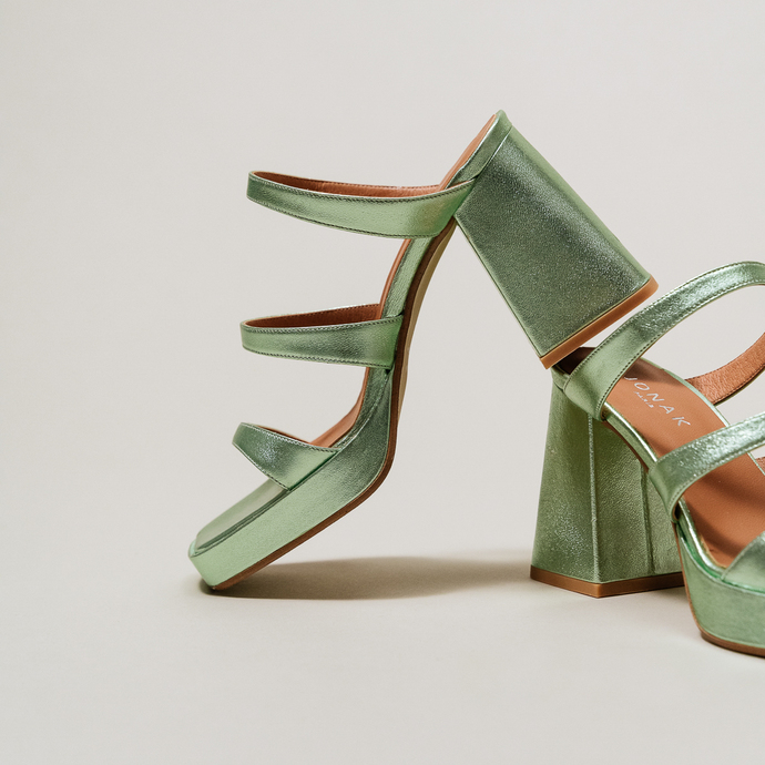 Mules à brides et bouts carrés  en cuir metallisé vert