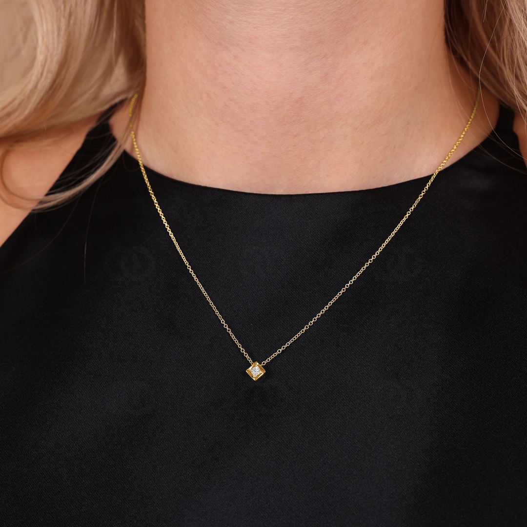 Collier mit Anhänger 750/18 K Gelbgold mit Diamant 0.04ct H/Si