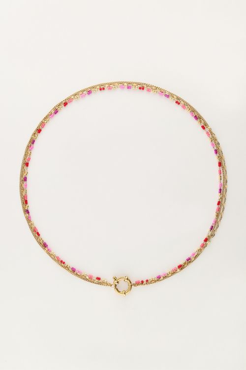 Driedubbele ketting met rode en roze kralen