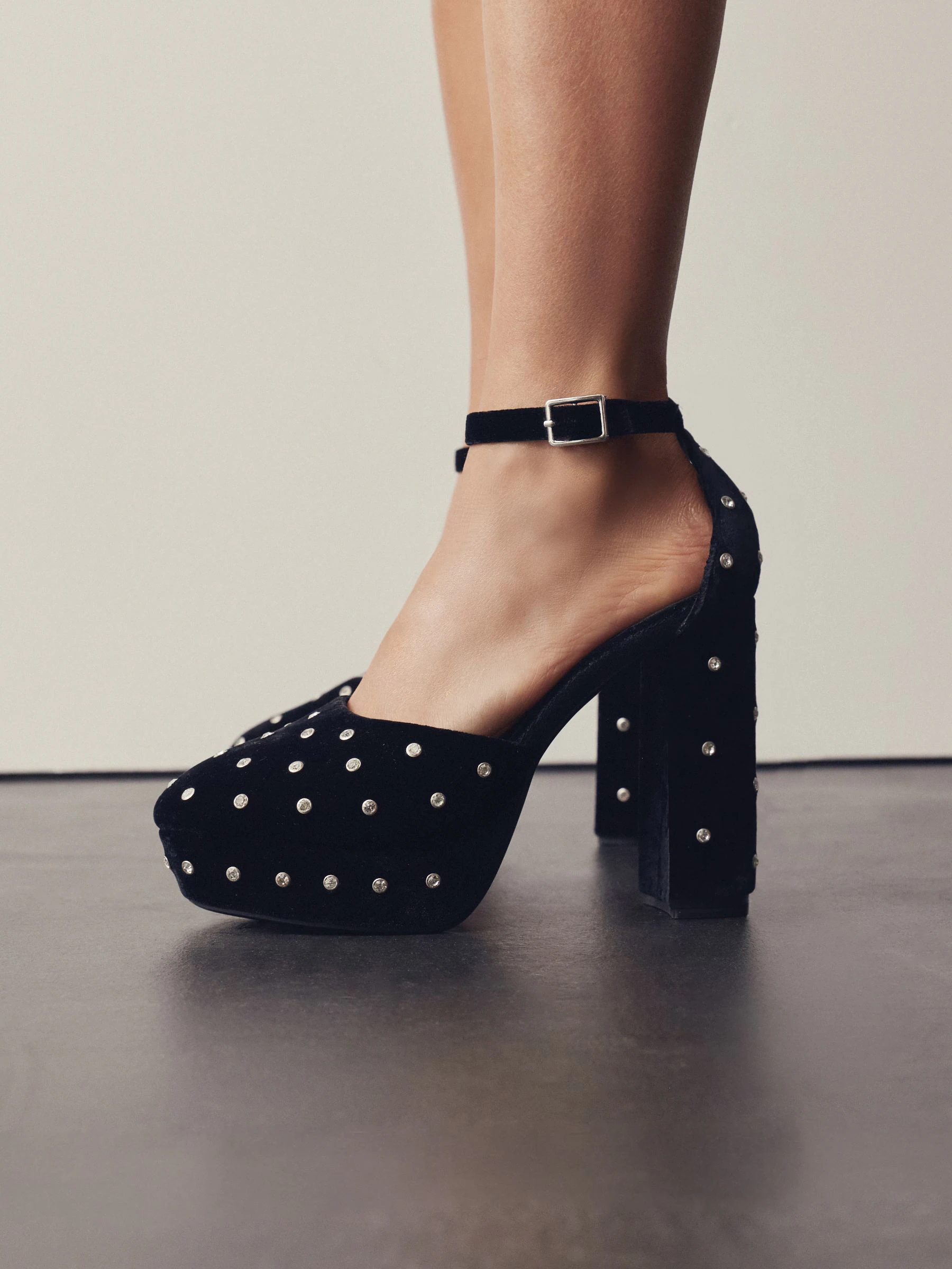 Zwart fluweel - Forever Comfort® Velvet Studded Plafrom Two-Part Block Heels