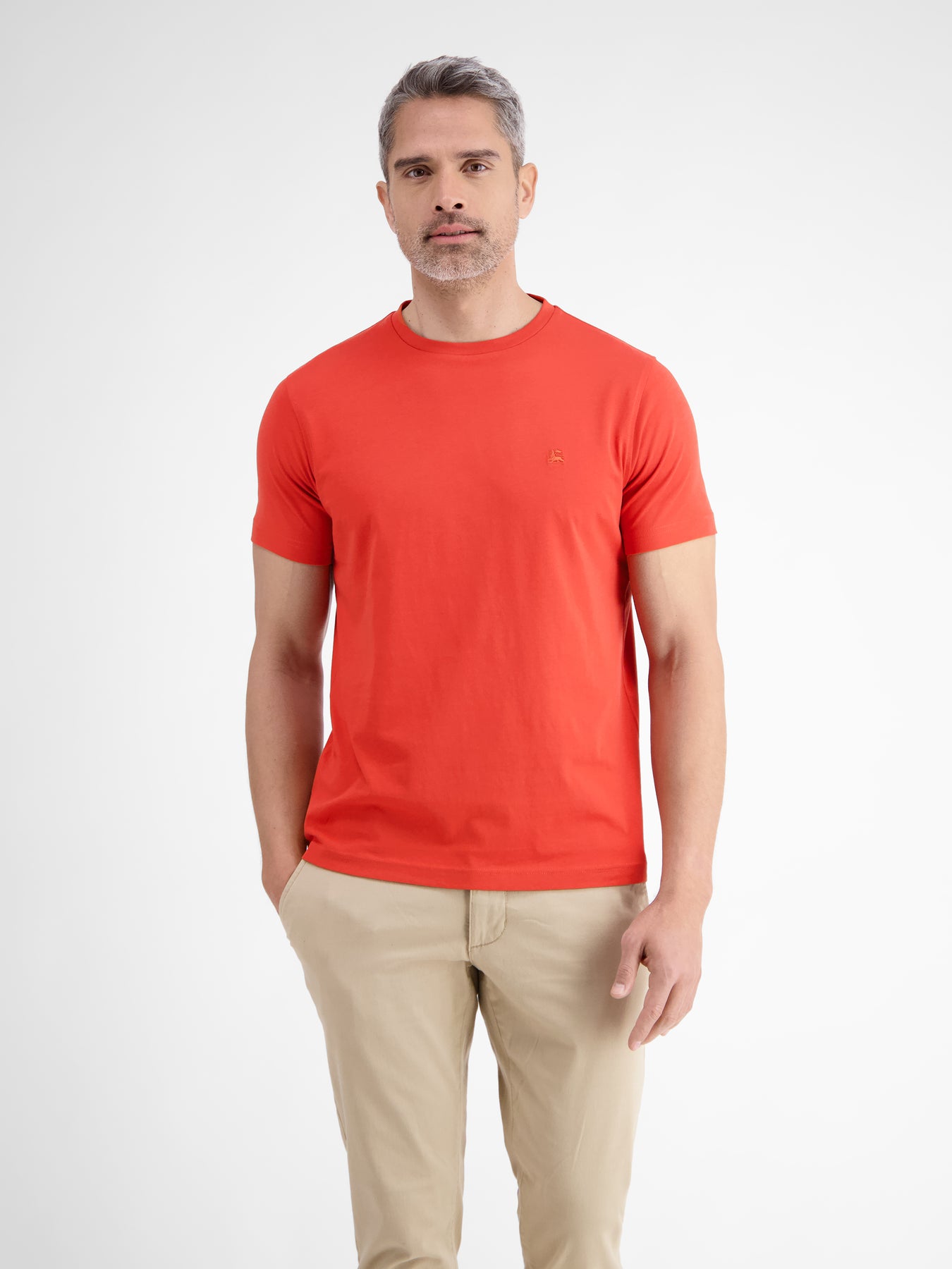 Basic T-Shirt mit Logostitck, unifarben