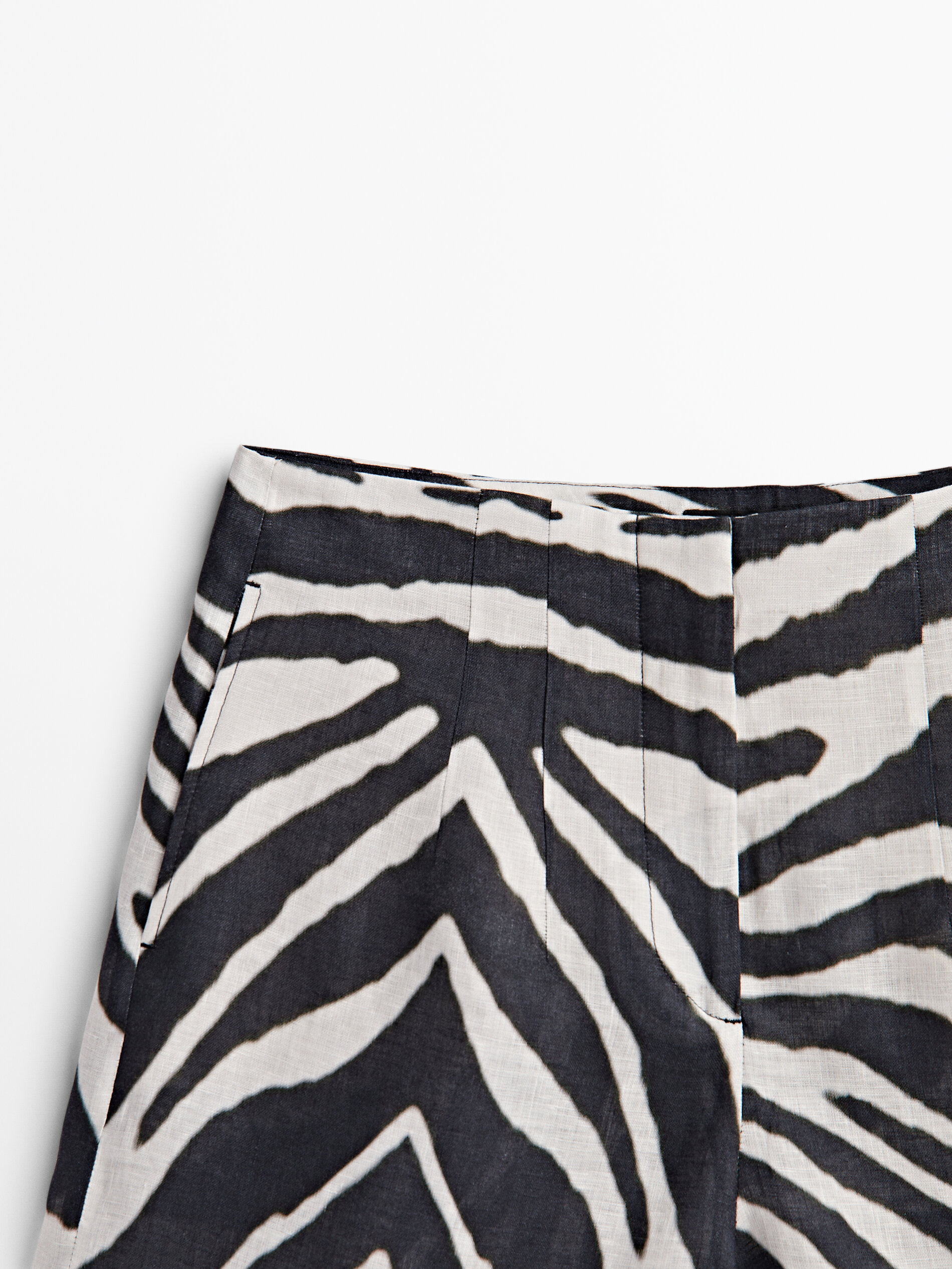 Bermuda de linho com estampa de zebra - PRETA