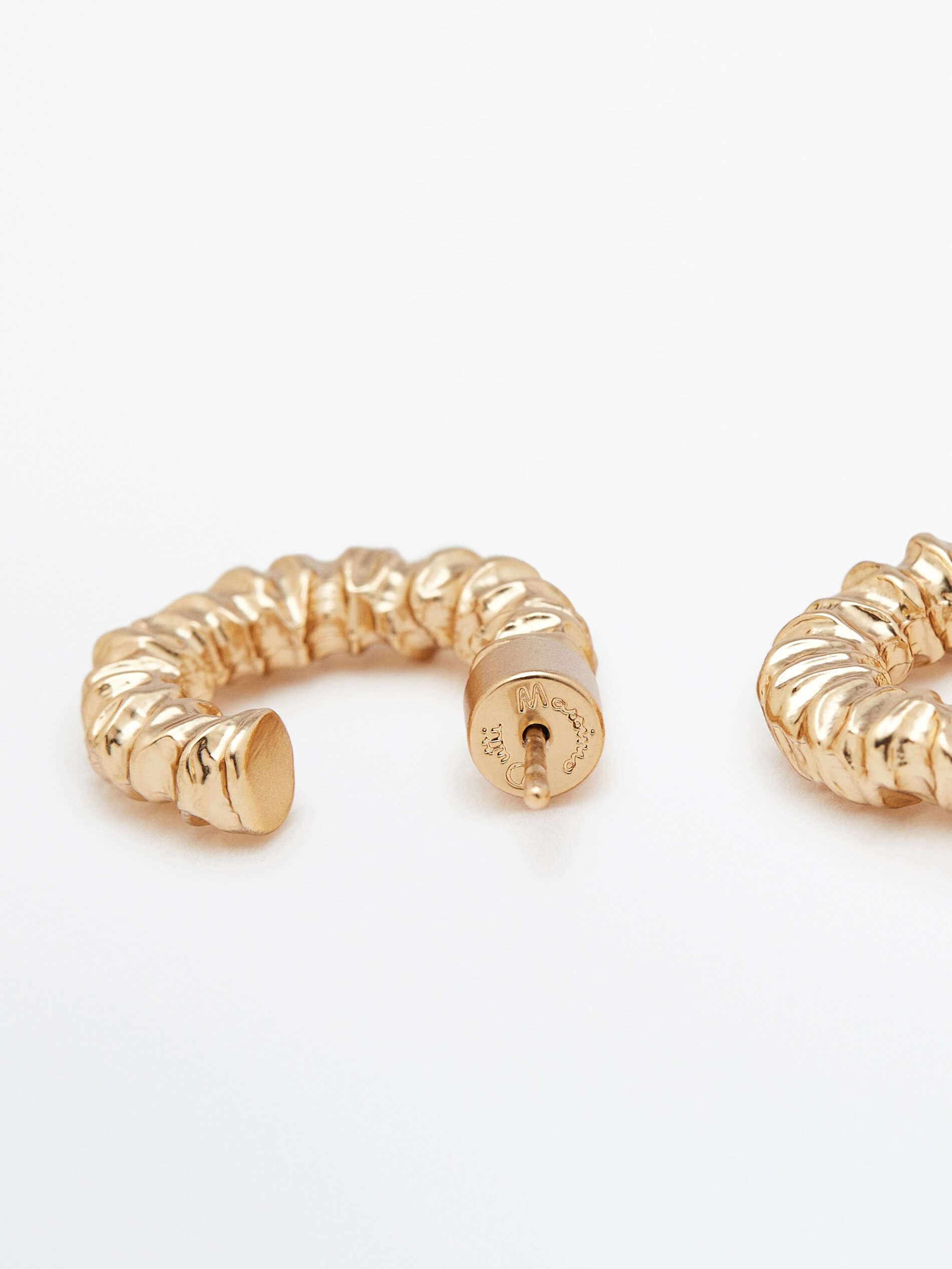 Brincos de argola pequenos com textura banhada a ouro - DOURADO