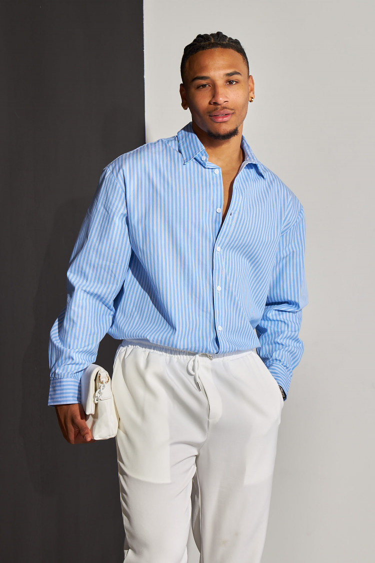 Chemise bleue à rayures blanches