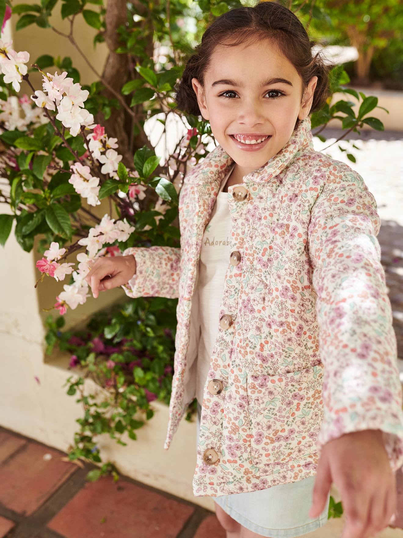 Jaqueta acolchoada off-white com estampa floral para meninas