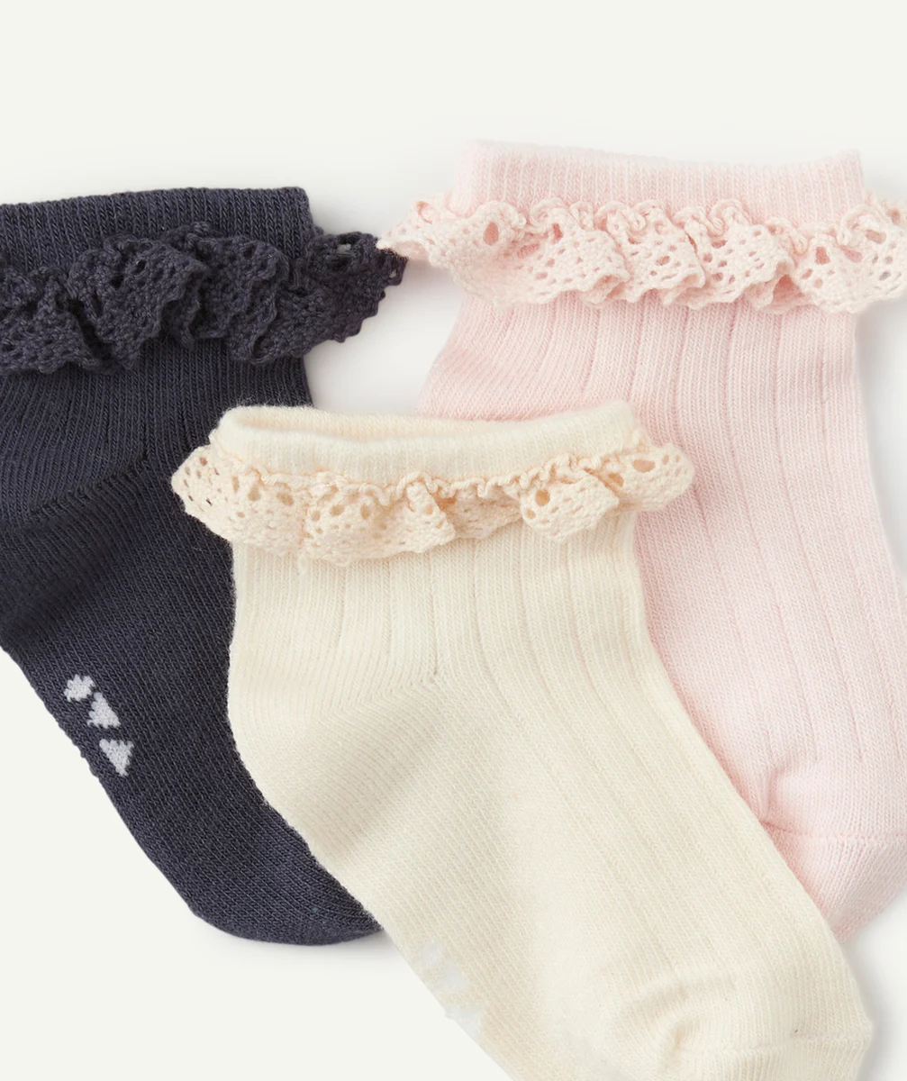LOT DE 3 CHAUSSETTES UNIES AVEC DÉTAILS EN BRODERIE