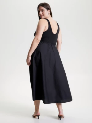 Vestido longo sem mangas com cintura ajustável por cordão.